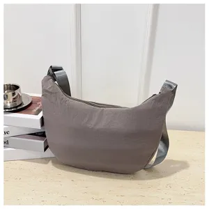 Vista di dettaglio della borsa a tracolla in nylon stile croissant, capiente e versatile.