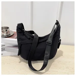 Borsa a tracolla dumpling in nylon nero da donna, borsa a spalla minimalista casual regolabile.