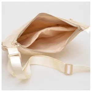 Primo piano della tasca interna della borsa a mezzaluna in nylon e dettaglio della tracolla