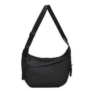 Borsa a tracolla nera in nylon da donna, comoda borsa a spalla minimalista e casual.
