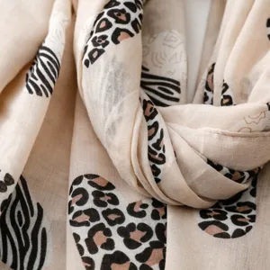 Detalle de primer plano de bufanda de seda con estampado animal leopardo y cebra, chal.
