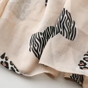 Primer plano detallado del pañuelo animal print ligero con motivos de cebra y leopardo.