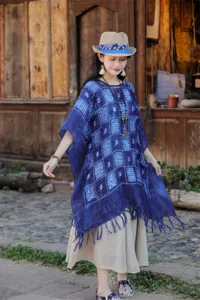 Εθνοτικού στιλ μπλε πόντσο σάλι tie dye λεπτομερής όψη με κρόσια τελείωμα και παραδοσιακό σχέδιο.