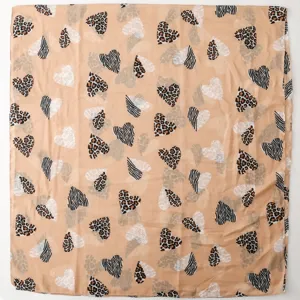 Vista detallada del pañuelo de moda con corazones de estampado de leopardo y cebra, tejido ligero.