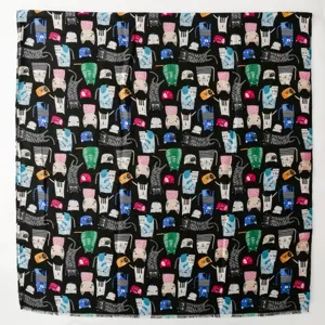 Detailansicht Schal mit süßem Katzenmuster, weicher Stoff, verspieltes schwarzes Design.
