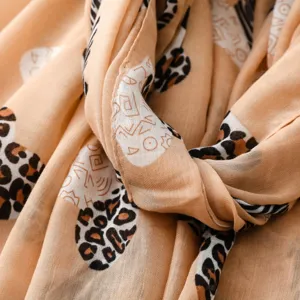 Detalle de pañuelo caqui ligero con estampado de leopardo y cebra para primavera verano.