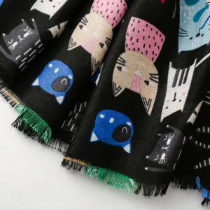 Niedlicher Satin-Schal mit Cartoon-Katzenmuster und Fransen, stilvolles und weiches Accessoire.