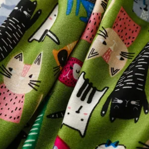 Nahaufnahme eines Satinschals mit süßem Cartoon-Katzenmuster, frischer koreanischer Schal.