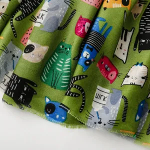 Niedlicher Cartoon Katzen Print Schal Detail, weicher Stoff mit verspieltem Design.