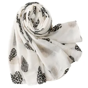 Bufanda larga blanca con estampado de leopardo y cebra, ideal para un estilo elegante de primavera.