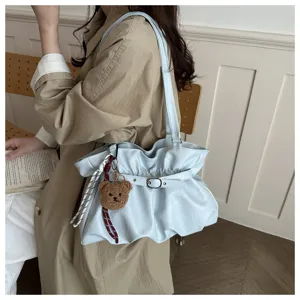Elegante bolso de hombro liso con diseño fruncido y encantador colgante de oso para mujer.