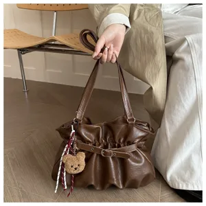 Elegante bolso de hombro marrón arrugado retro con bonito colgante de oso para mujeres.