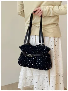 Borsa a spalla nera in velluto a pois con design arricciato e dettaglio fibbia elegante.