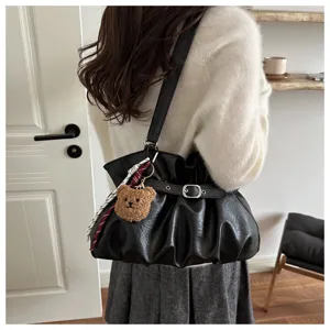 Bolso de hombro plisado negro retro con un lindo colgante de oso para uso diario.