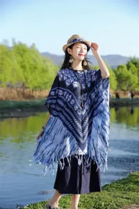 Λεπτομερής όψη του μπλε tie-dye εθνικού πόντσο σάλι, ιδανικό για προστασία.