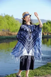 Εθνοτική μπλε και λευκή tie dye print αντιηλιακή προστατευτική κάπα σάλι λεπτομέρεια.