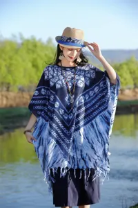 Λεπτομέρεια κάπας tie-dye, με μπλε λευκό μοτίβο λουλουδιών και κρόσσια σε εξωτερικό χώρο.