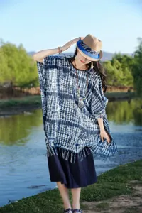 Μπλε εθνοτικό κάπα σάλι tie-dye για γυναίκες, λεπτομέρειες πόντσο ηλιακής προστασίας.