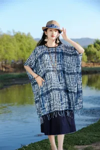 Λεπτομέρεια κάπας σάλι με εθνοτικό τύπωμα tie-dye, μπλε ρετρό στιλ, κρόσσια, εξωτερικά.
