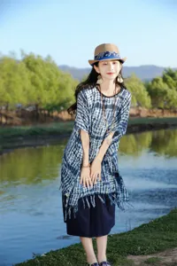 Λεπτομερής όψη της έθνικ κάπας με τύπωμα tie-dye, μοτίβα μπλε πορσελάνης.