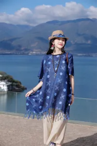 Μπλε εθνοτικό σάλι με tie-dye εκτύπωση λεπτομέρεια εξωτερικού χώρου, ελαφριά κάπα boho.