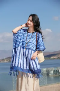Λεπτομέρειες της έθνικ batik κάπας αντηλιακής προστασίας, μπλε σάλι πορσελάνης.