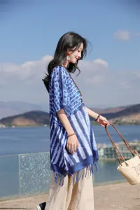Μοναδική εθνοτική κάπα σάλι με τύπωμα tie-dye και κρόσια για γυναίκες σε ρετρό στυλ.