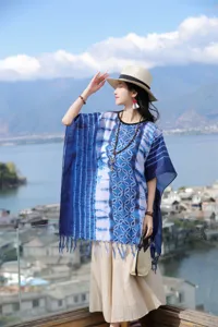Μπλε πόντσο σάλι boho tie-dye για γυναίκες, vintage εθνοτικό στυλ κάπα ηλιακής προστασίας.