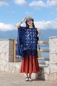 Όμορφη λεπτομέρεια εθνοτικής κάπας tie-dye με vintage μπλε μοτίβο και μακριά κρόσσια.