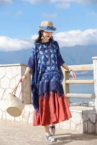 Εθνοτικό στυλ tie-dye print κάπα αντηλιακής προστασίας και κόκκινη φούστα γυναικεία