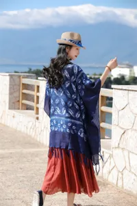 Γυναικείο πόντσο σάλι προστασίας από τον ήλιο με έθνικ τύπωμα, ρετρό μπλε στυλ.