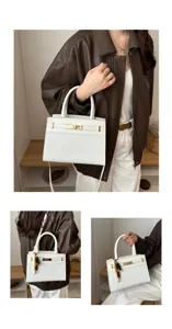 Bolso de mano blanco retro elegante con patrón grabado, diseño cruzado sofisticado para mujer.