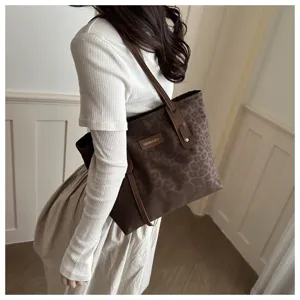 Brown leopard print tote bag for women, retro casual large shoulder bag for daily commute use.
