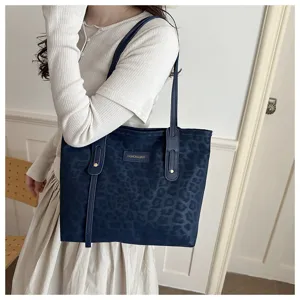 Women fashion commute leopard print tote bag, large capacity casual shoulder bag for daily use.