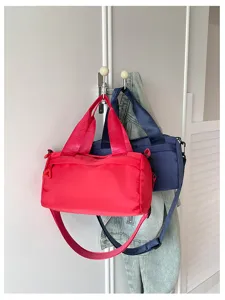 Bolso cruzado de nailon versátil para mujer, bolso de hombro cilíndrico informal con cremallera.