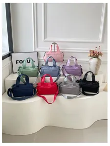 Bolso de hombro de nylon informal con pantalla multicolor para un uso diario versatil.