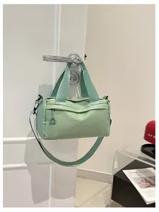Bolso bandolera informal de nailon para mujer, diseño versátil en elegante color verde.