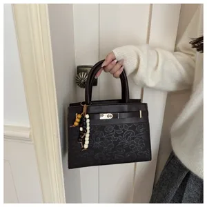 Bolso de mano vintage marrón oscuro con motivo floral, elegante bolso con colgante.