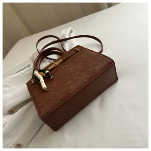 Bolso de mano vintage marrón para mujer, elegante bolso cruzado cuadrado con colgante elegante.