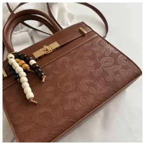 Bolso de mano retro vintage marrón con abalorio de cuentas de madera, elegante bolso cruzado.