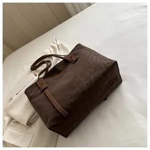 Retro leopard print tote bag for women, stylish large capacity commuting shoulder bag.