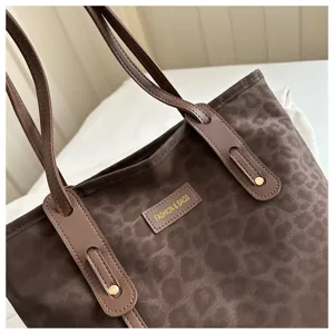 Brown leopard print tote bag detail close up, stylish PU leather shoulder strap accent.