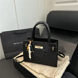 Bolso de Mano Retro para Mujer de Cuero PU Relieve Bolso Cuadrado Bandolera Moda Simple Con Amuleto Satchel Elegante