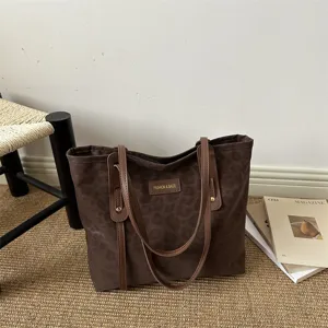 Retro leopard print tote bag for women, large capacity casual commuting shoulder handbag.