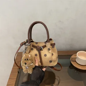 Borsa a tracolla retrò a pois con ciondolo in peluche di cucciolo per lo stile quotidiano.