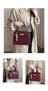 Detail van bordeauxrode schoudertas, elegante dameshandtas met stijlvolle hanger.
