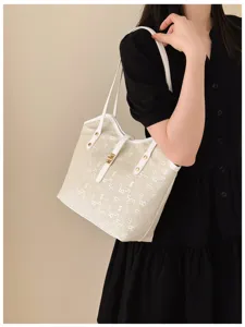 Gedetailleerd overzicht van de stijlvolle grote canvas shopper met uniek cijferpatroon.