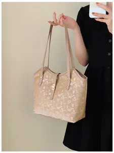 Casual dames schoudertas tote bag met grote capaciteit en chique geprint patroon detail.