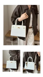 Gedetailleerd overzicht van de witte geweven schoudertas, elegante tas met chique gouden details.