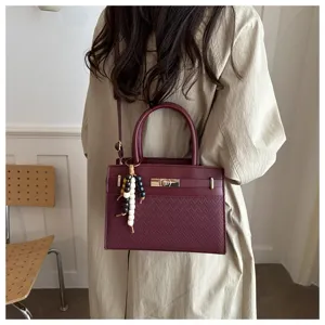 Wijnrode vrouwen handtas elegante schoudertas shopper handvat tas met kralen hanger